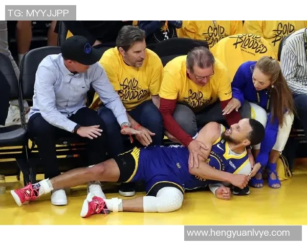 足球明星飞身救球瞬间展现顽强拼搏精神点燃赛场激情 足球明星飞身救球瞬间展现顽强拼搏精神点燃赛场激情