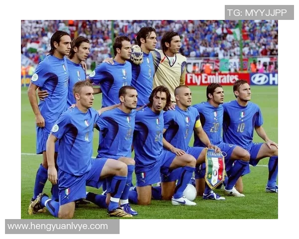 四大足球巨星齐聚一堂 经典合照彰显球场荣耀与友谊 四大足球巨星齐聚一堂 经典合照彰显球场荣耀与友谊